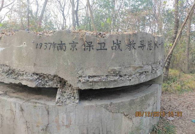 他俩穿日军制服合影玷污我们抗日英烈！该抓！