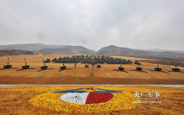 空降兵新年开训十八般轻武器全上阵 将军带头练射击