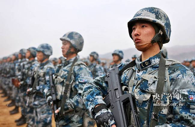 空降兵新年开训十八般轻武器全上阵 将军带头练射击