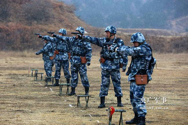 空降兵新年开训十八般轻武器全上阵 将军带头练射击