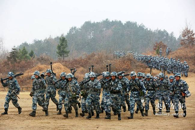 空降兵新年开训十八般轻武器全上阵 将军带头练射击