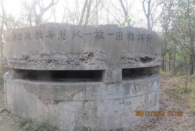 他俩穿日军制服合影玷污我们抗日英烈！该抓！