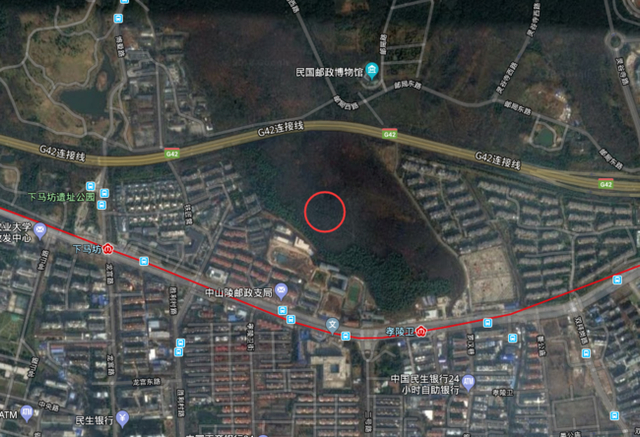 他俩穿日军制服合影玷污我们抗日英烈！该抓！