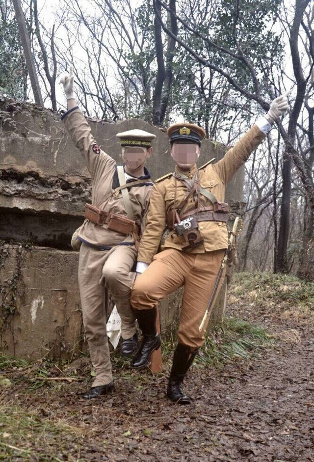 他俩穿日军制服合影玷污我们抗日英烈！该抓！