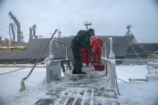 风雪无阻!大雪过后美军水手全员上阵给航母铲雪