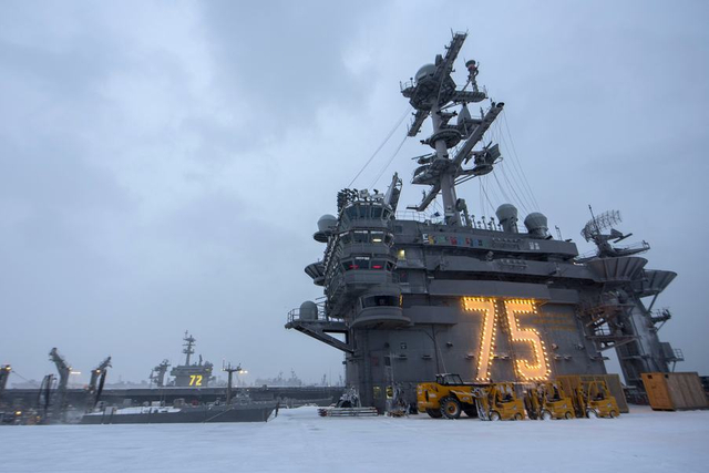 风雪无阻!大雪过后美军水手全员上阵给航母铲雪