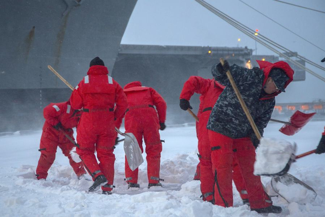 风雪无阻!大雪过后美军水手全员上阵给航母铲雪
