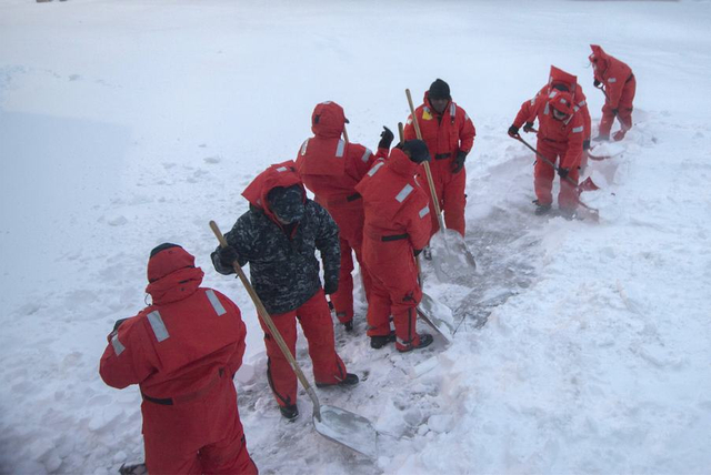 大雪过后水手上阵给航母铲雪