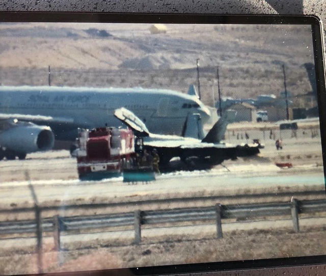 澳大利亚EA-18G参加红旗军演出乱子:冲出跑道重伤