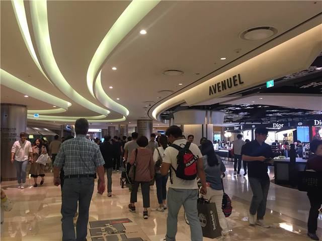 没了中国游客 乐天韩国免税店门可罗雀