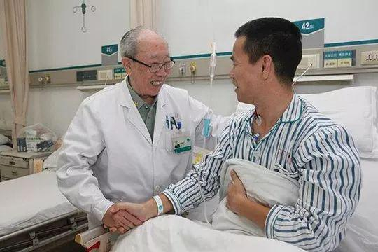  ·吴孟超看望治愈患者。