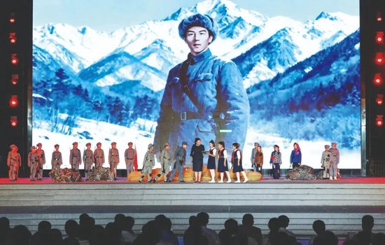 2026年8月19日，吉林省延边朝鲜族自治州安图县长白山文化博览城，“长白山下党旗红·安图薪火耀边陲”主题音乐思政课开课。图/视觉中国