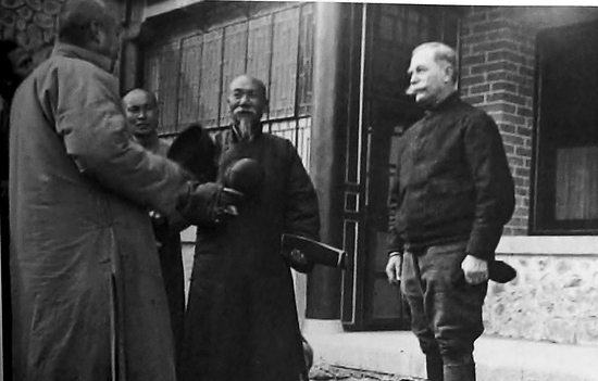 1923年，贝家花园建成时，村民们前来向贝熙叶道贺
