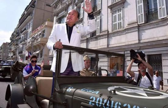 这位男子器宇轩昂，眼神坚定，笑容迷人，孔武有力。他是有这个自信的。