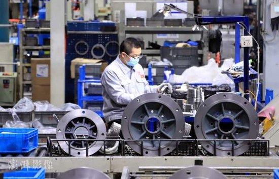 江苏常州，产业工人在机械化生产线上装配减速机/澎湃影像