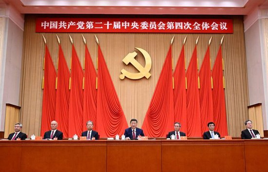 中国共产党第二十届中央委员会第四次全体会议,于2025年10月20日至23日在北京举行。这是习近平、李强、赵乐际、王沪宁、蔡奇、丁薛祥、李希等在主席台上。新华社记者 申宏 摄
