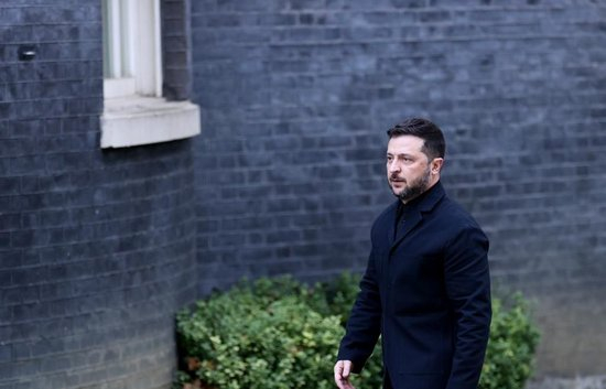 10月24日，在英国伦敦，乌克兰总统泽连斯基走向唐宁街10号首相府。新华社记者李颖摄