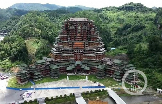 贵州独山县投资近2亿元打造的“天下第一水司楼”。图片来源/视频截图