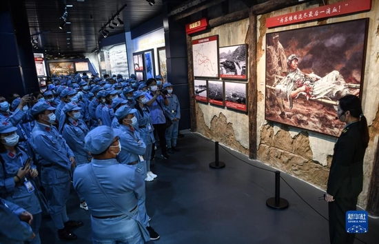 在红军长征湘江战役纪念馆的油画《陈树湘》前，党员们聆听讲解员讲述陈树湘为苏维埃流尽最后一滴血的故事（2021年5月18日摄）。新华社记者 张爱林 摄