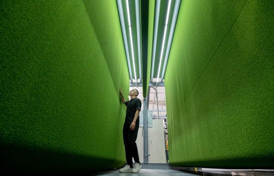 在山东省乐陵市泰山体育产业集团人造草坪智能化生产车间，工人在检测产品。新华社记者 范长国 摄