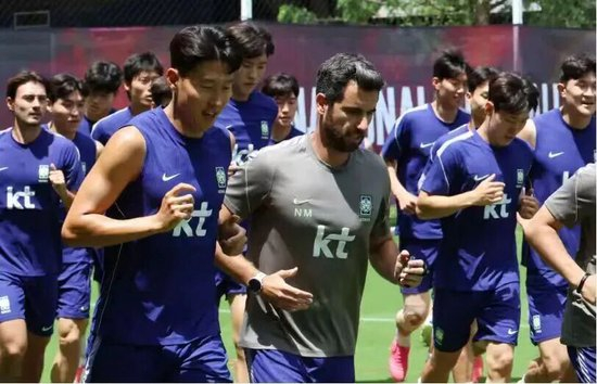 孙兴慜遭韩国记者嘲讽后，韩国男足集体抵制媒体采访，韩国足协：部分媒体人员的不恰当对话泄露，令全队深感震惊和失望