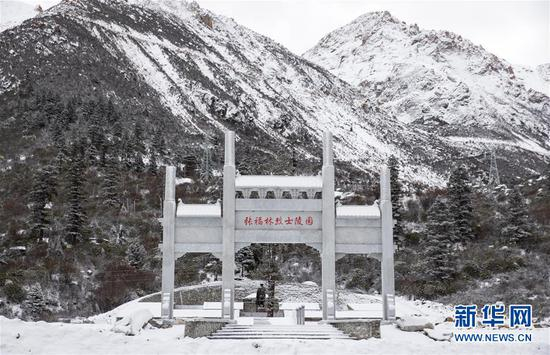  这是雀儿山下张福林烈士陵园（11月1日摄）。新华社记者 江宏景 摄