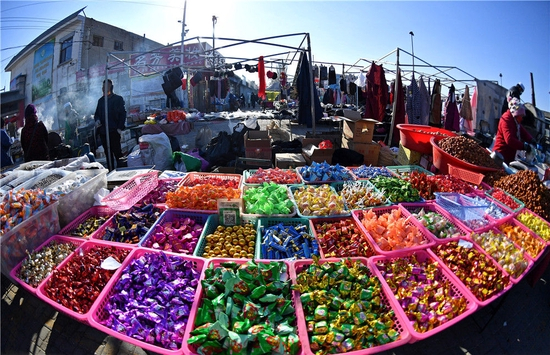 1月17日，村民在宁夏银川市贺兰县金贵集市上选购年货。新华社发（李靖 摄）