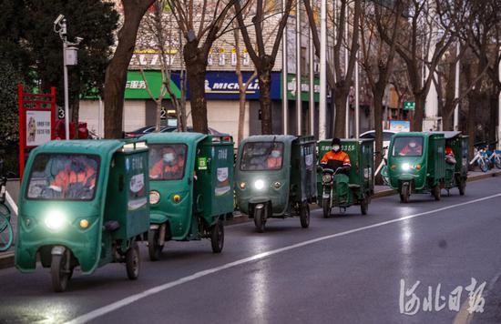 10号早晨7时45分，石家庄申通博雅分公司的第一批快递正式送出。河北日报记者田明摄