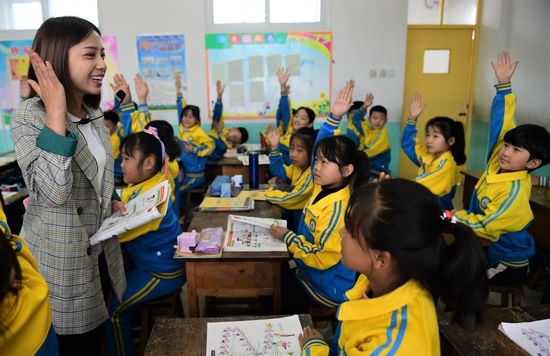2021年9月26日，在河北省盐山县小营乡大左中心小学，新来的特岗教师王婷婷为三年级的学生上英语课。2021年，盐山县选拔招聘了244名特岗教师。新华社发（傅新春 摄）