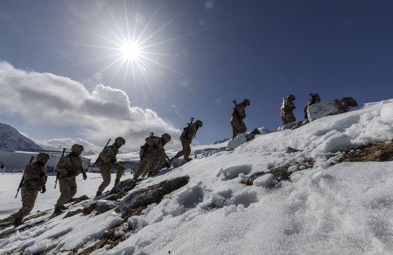  位于帕米尔高原的新疆军区某边防团红其拉甫边防连的战士在巡逻（2023年4月13日摄）。新华社记者 费茂华 摄