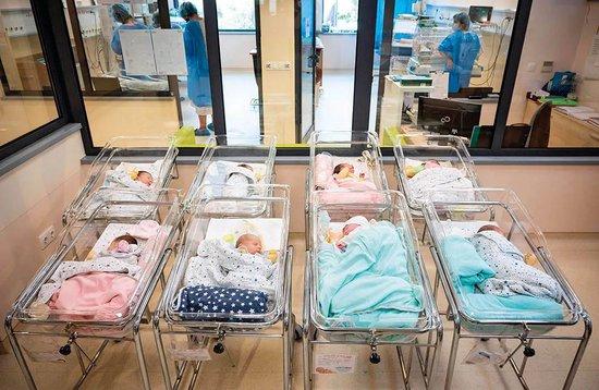 2022年10月14日在保加利亚索非亚拍摄的医院妇产科内的新生儿 新华社/法新