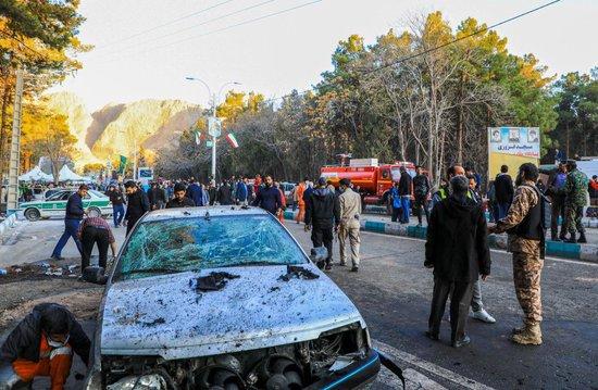 1月3日，伊朗克尔曼市发生两起爆炸事件，出沉救援人员等聚集在爆炸现场。美媒曼爆 图自外媒