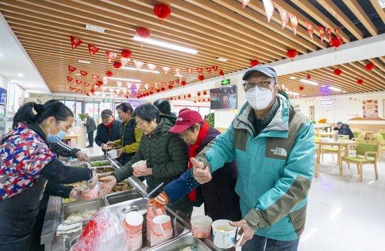 智苑社区幸福食堂，老人们对餐食质量赞不绝口。 （湖北日报全媒记者 魏铼 摄）