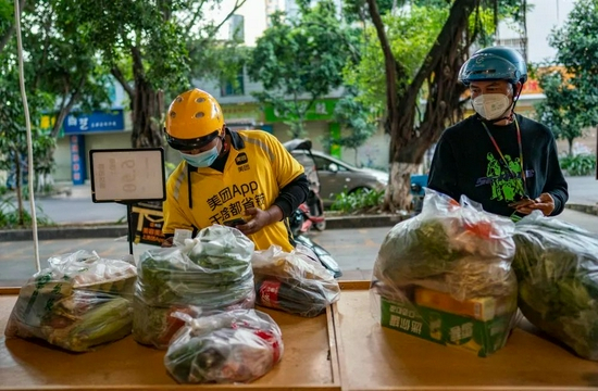 快递小哥在取货 江文耀 摄