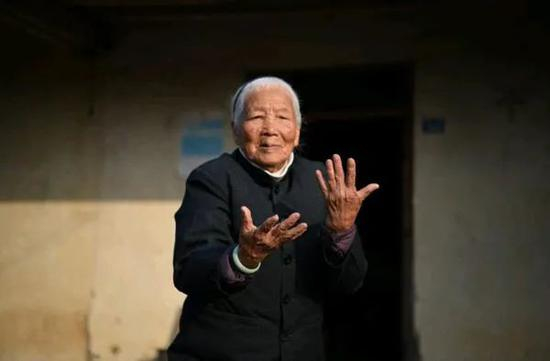 2017年的某个清晨，张荷仙循例在练功