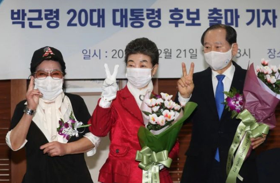  ·朴槿令（中）宣布参选现场。