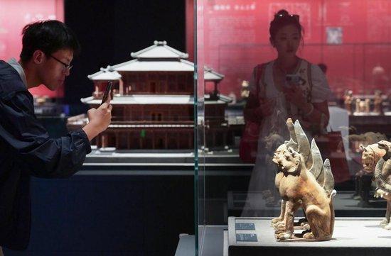 2023年9月15日，位于北京奥林匹克公园核心区的中国考古博物馆正式面向公众开放，观众在馆内参观珍贵文物。新华社记者 李贺 摄