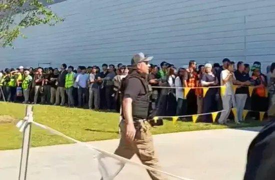 当地时间4日,美国移民与海关执法局突袭韩国工厂,逮捕数百人。