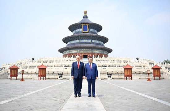  5月14日，国家主席习近平同来华进行国事访问的美国总统特朗普参观天坛。两国元首在祈年殿广场合影。