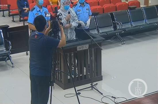  ▲5月18日，陕西宝鸡，最后陈述时，刘宝安请求审判长判其死刑。图片来源/庭审直播截图