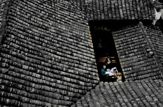 2010年6月5日，浙江金华市婺城区塔石乡卫生院工作人员为当地住户提供上门服务。图/视觉中国