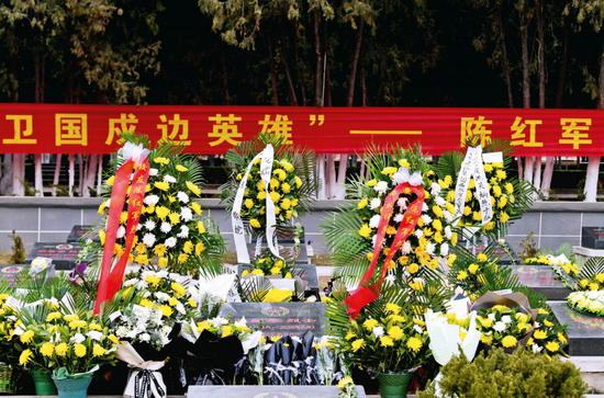  ·“卫国戍边英雄”陈红军墓碑。