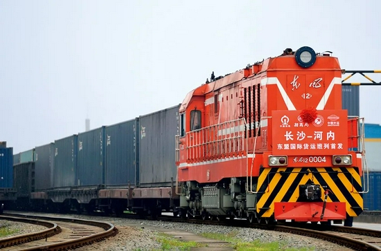 ▲ 3月31日，首列长沙至河内东盟国际货运班列准备发车 陈振海摄