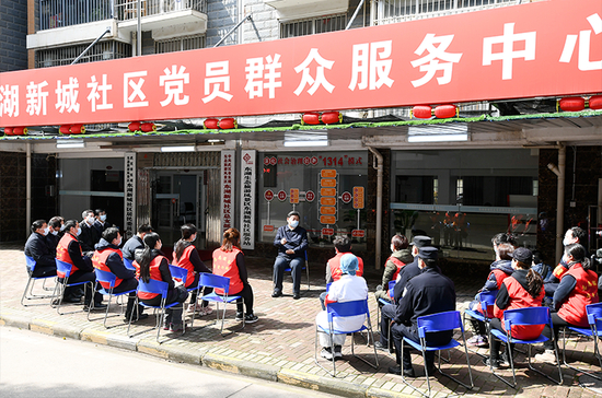 2020年3月10日，习近平在东湖新城社区党群服务中心，同社区工作者、基层民警、卫生服务站医生、下沉干部、志愿者等亲切交流。