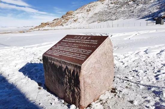  △吉尔吉斯斯坦纳伦州的“中吉友谊井”纪念石碑