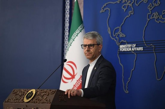 2026年2月23日，在伊朗首都德黑兰，伊朗外交部发言人巴加埃出席每周例行记者会。新华社记者沙达提摄