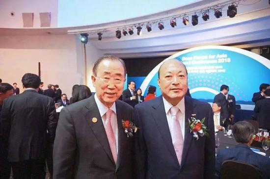 在博鳌亚洲论坛首尔会议站，和前联合国秘书长合影。