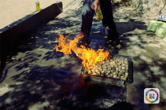 服务员在制作汽油烤文蛤。新华社记者朱龙川摄