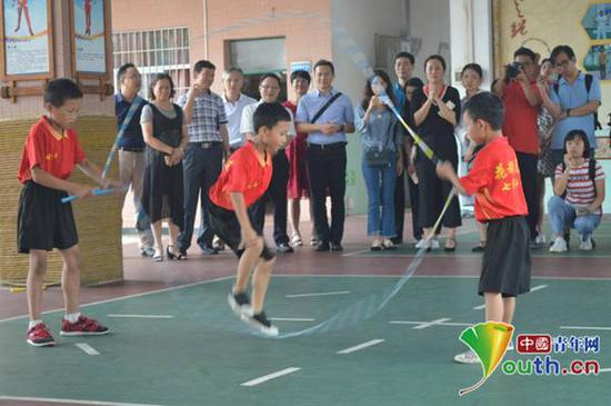 队员跳绳中。本人供图