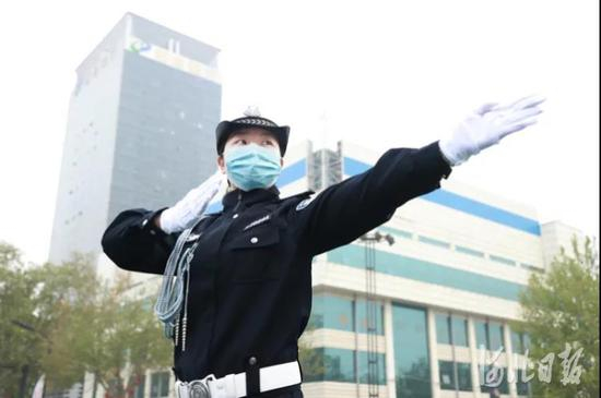  邢台市一招岗，女子骑警机动中队队员上岗指挥交通。河北日报通讯员霍勇摄